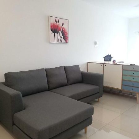 2 Carpark Gep 5 Star Hotel Bed & Sofa Studio Seri Kembangan Exteriör bild