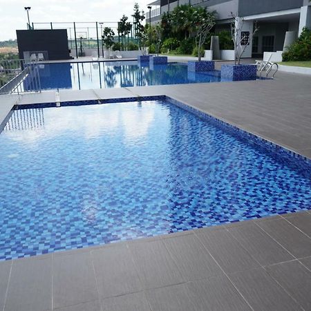 2 Carpark Gep 5 Star Hotel Bed & Sofa Studio Seri Kembangan Exteriör bild