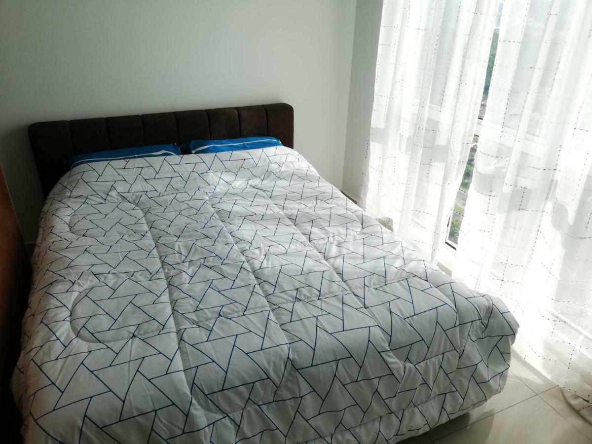 2 Carpark Gep 5 Star Hotel Bed & Sofa Studio Seri Kembangan Exteriör bild