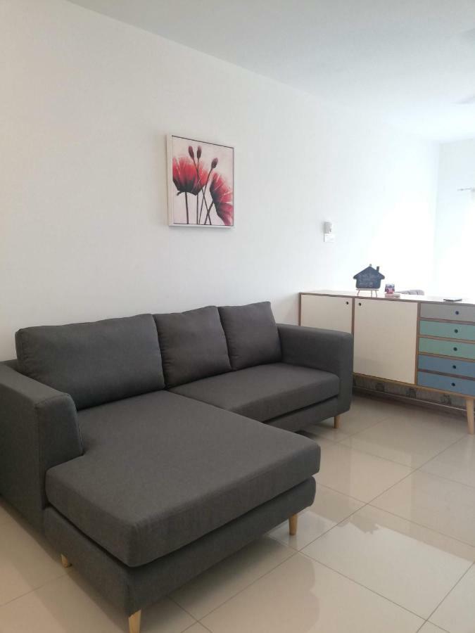 2 Carpark Gep 5 Star Hotel Bed & Sofa Studio Seri Kembangan Exteriör bild