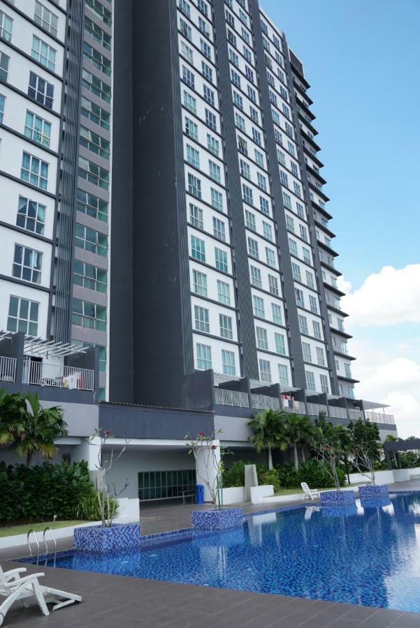 2 Carpark Gep 5 Star Hotel Bed & Sofa Studio Seri Kembangan Exteriör bild