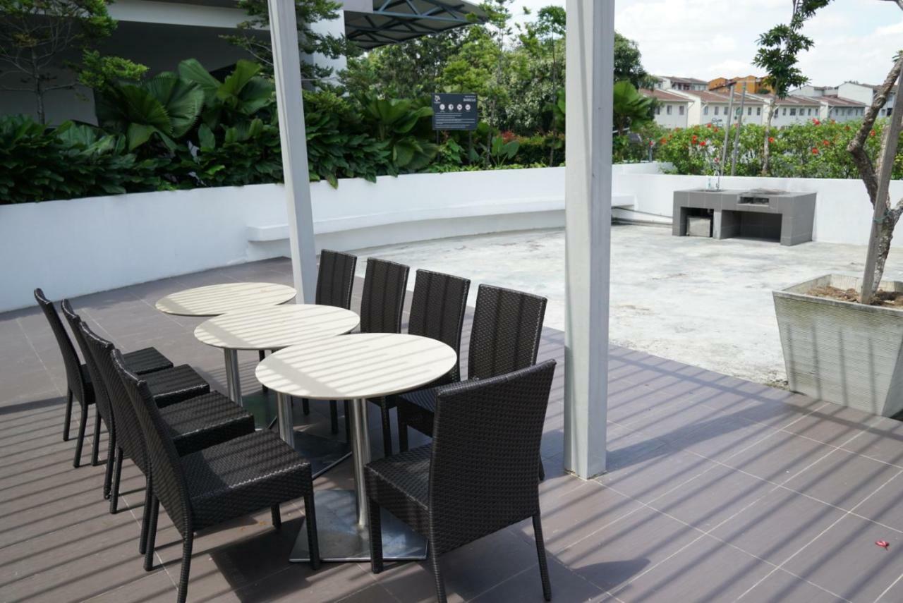 2 Carpark Gep 5 Star Hotel Bed & Sofa Studio Seri Kembangan Exteriör bild