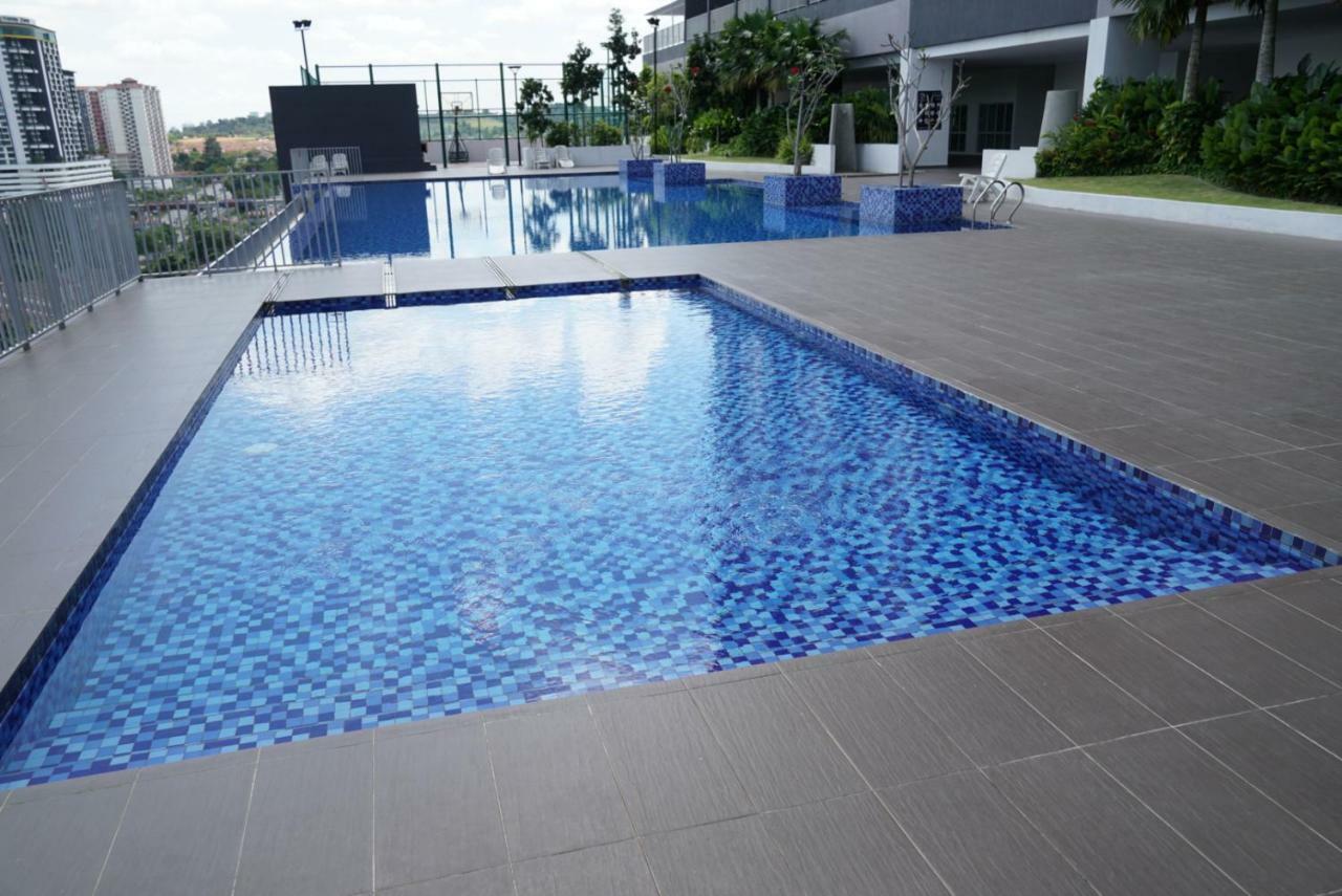 2 Carpark Gep 5 Star Hotel Bed & Sofa Studio Seri Kembangan Exteriör bild